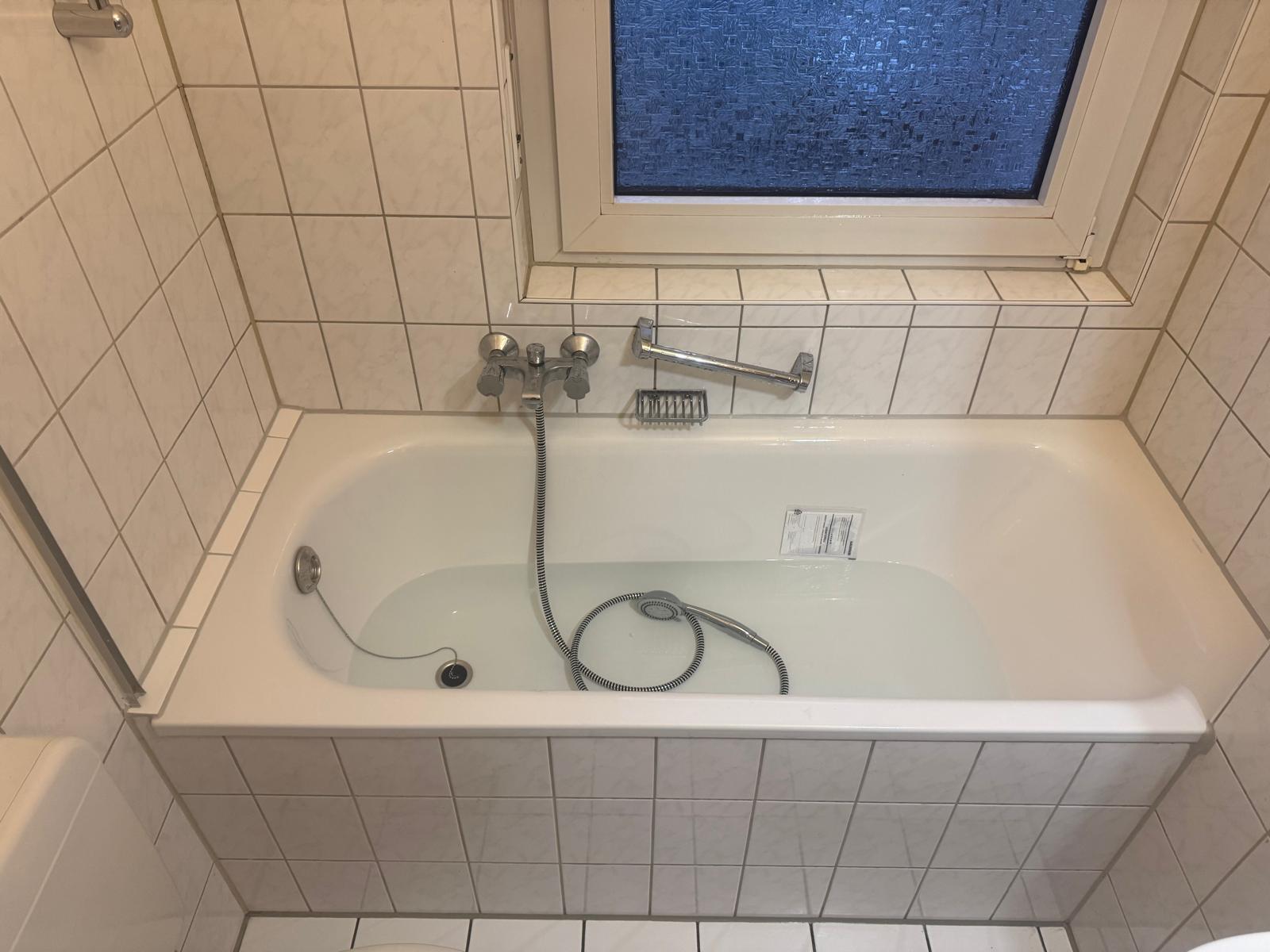 The new bathtub with preserved tiled cladding