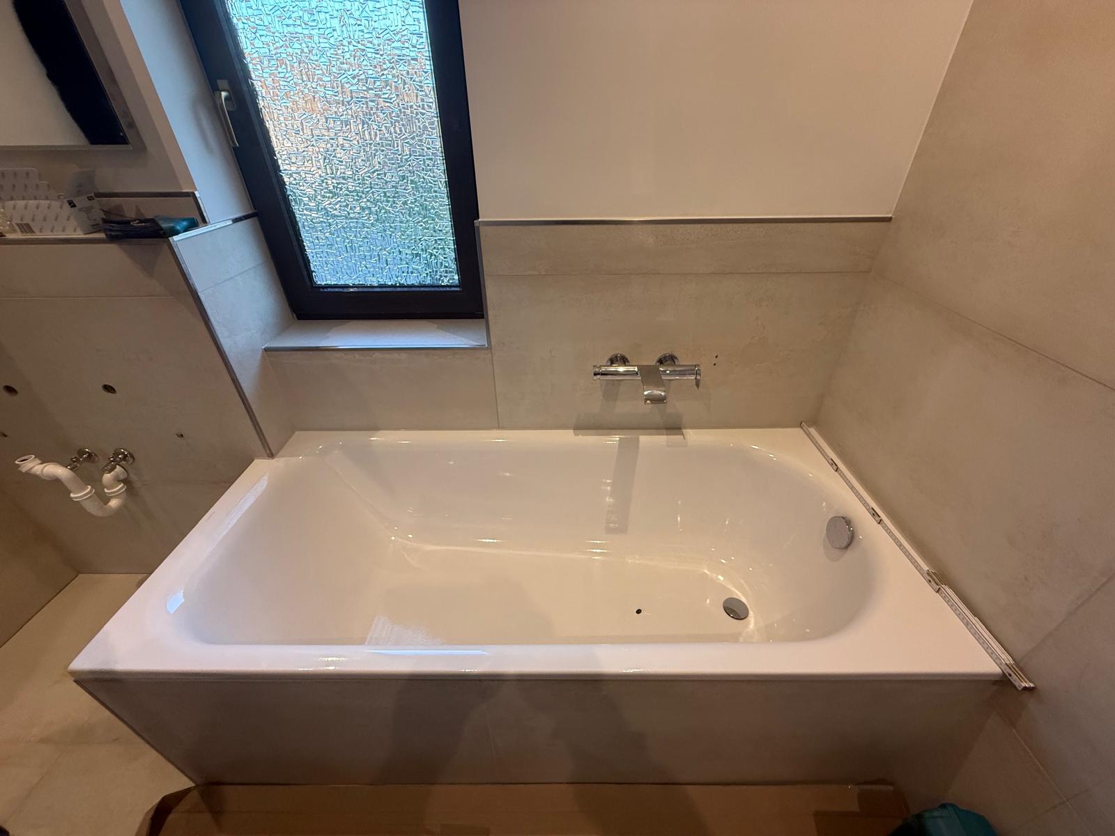 The new bathtub with preserved tiled cladding